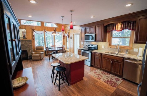 Lake George House | Whispering Pines – Luxury Lakefront Log Cabin on Schroon Lake