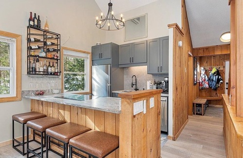 Campton House | White Mountains Chic Chateau: Updated 3BR+Loft, Sauna, Fireplace & Resort Perks