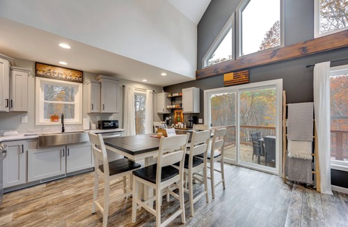 Campton Cottage | White Mtns Holiday Home! Cabin 1 Mi to Skiing