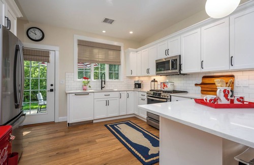 Arundel Cottage | Windswept cottage, heated pools, 15 Mins to beaches, Hiking Trails, & game room
