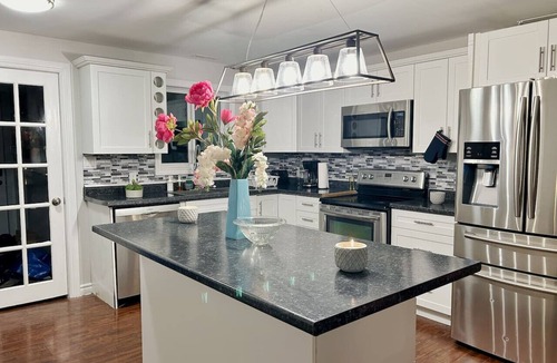 Omemee House | Winter Getaway-1.5hr frm Toronto-Hottub-Firepit-BBQ