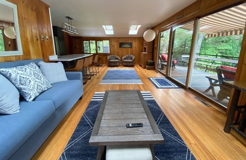 Wolfeboro House | Wolfeboro: lakehouse & separate guest house on Lake Winnipesaukee. Sleeps 8