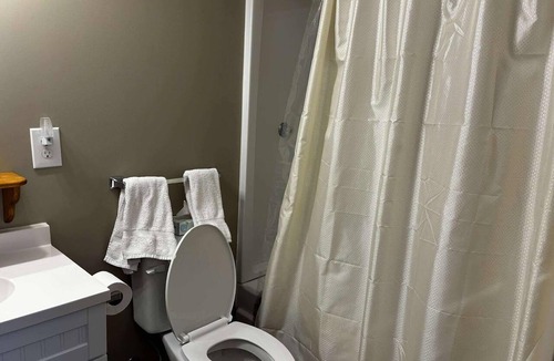 Hamilton Hotel | Wonderful 1-bedroom hotel room in charming Hamilton - #326 Taylor
