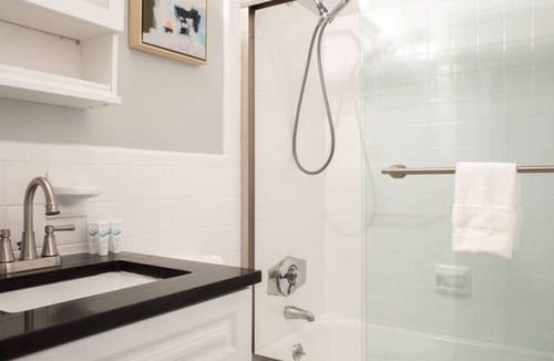 Fenway–Kenmore Apartment | Wonderful Back Bay 1br/1ba | Short walk to Fenway!