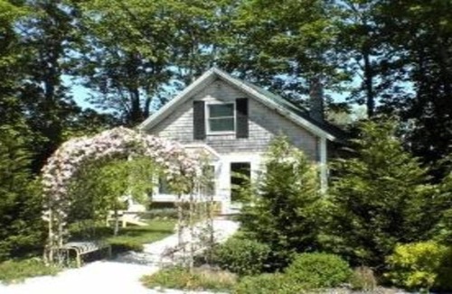 Tisbury Cottage | Wonderful Cottage in town Vineyard Haven, close to everything