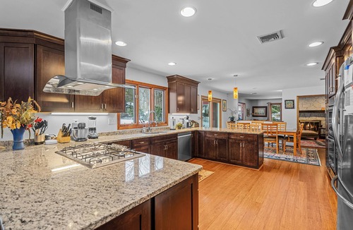 Guilford House | Wonderful Spacious 4BR Near Beaches, WFH Office + Pool in charming Guilford