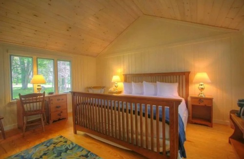 Boothbay Harbor Cabin | Woodland Cottage Room | Porch + Spa Access