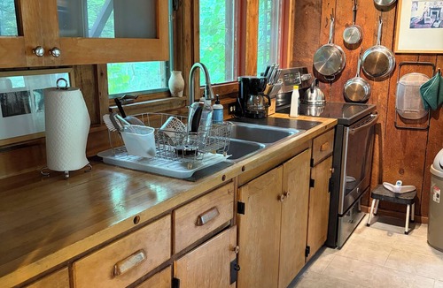Glendale House | Woods & Windows - Treehouse for Adults - Near a Lake, Waterfall and Tanglewood!