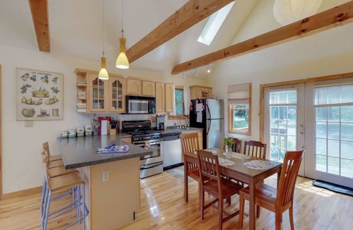 Woodstock Cottage | Woodstock mountain cottage & pool, SWIM, hike, relax, secluded modern 2 br house