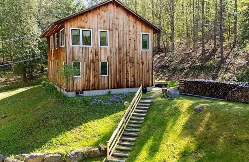 Whitefield House | Woodsy 4 bed on 10acres. Minutes to Forest Lake, hike NH. EV Charger. Pets OK!
