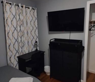 East Newark House | Work & Study - NYC - EWR - Walk to Train