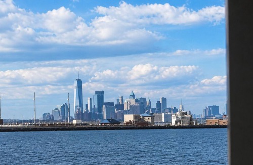 Leonardo House | World Cup 5Bd spacious house with private beach views of NYC. Minutes from Ferry