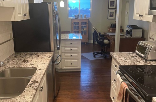 Markland Wood Condo | World Cup HQ! 1250 sq ft, 2 Bdrm/2 Bathrm on TTC, 20 mins from dwntn w/parking