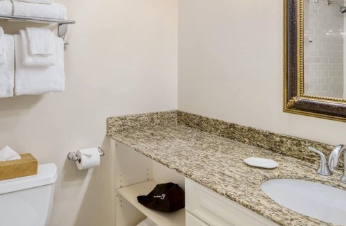 Jamestown Condo | Wyndham Bay Voyage Inn | 1BR/1BA Queen Suite