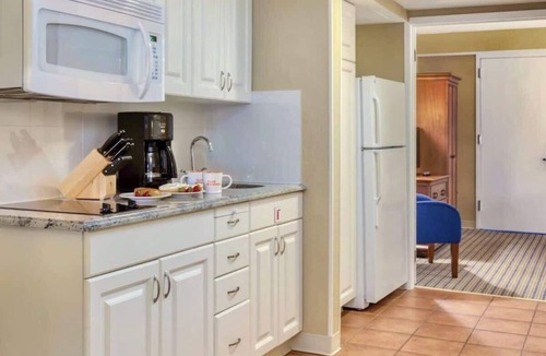 The Point Condo | Wyndham Inn on Long Wharf |1BR/1BA King Bed Suite