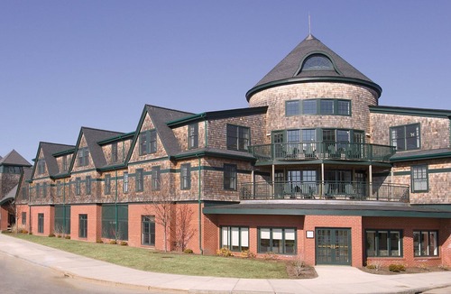 The Point Condo | Wyndham Long Wharf - Newport downtown location
