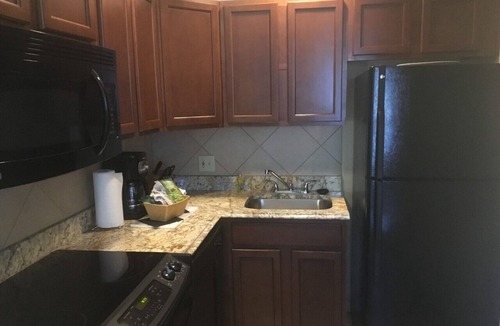 The Point Condo | Wyndham Long Wharf resort, free WiFi, pool, across the street from the harbor!