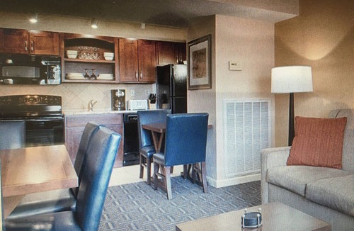 The Point Condo | Wyndham Long Wharf resort, free WiFi, pool, across the street from the harbor!