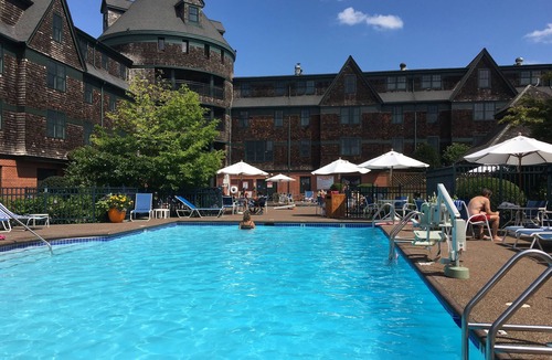 The Point Condo | Wyndham Long Wharf resort, free WiFi, pool, across the street from the harbor!