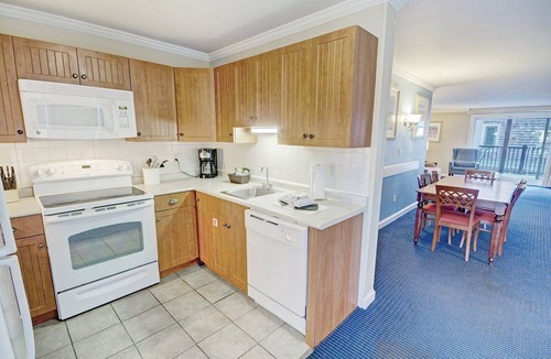 Yachting Village Condo | Wyndham Onshore is at the center of all the action on Thames St and the harbor.