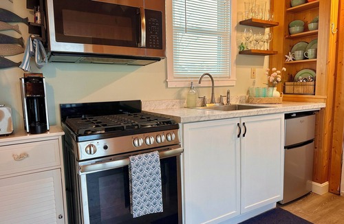 West Yarmouth Cottage | Yarmouth Cottage Steps to Water Park & Near Beach