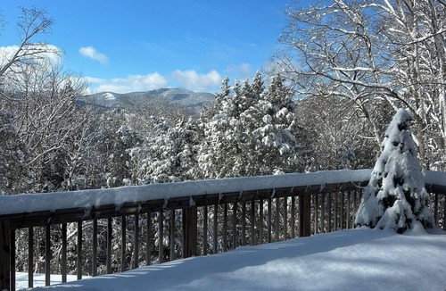 Intervale Ski Chalet | Year-Round Chalet: Fireplace, Deck & Outdoor Fun