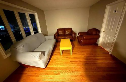 Rosemount House | YKF Airport Home-FREE FAST WIFI-FREE PARKING