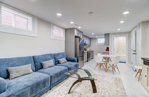 Lawrence Heights Apartment | Yorkdale Mall 2 bed walk to subway plus 3 car parking and huge backyard