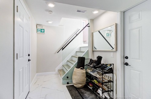 Lawrence Heights Apartment | Yorkdale Mall 2 bed walk to subway plus 3 car parking and huge backyard