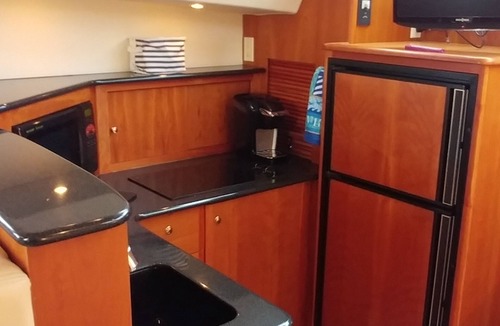 Thompson Square - Bunker Hill Boat Rental | Your Floating Suite in Boston Harbor
