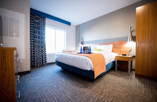 Circleville Resort | Your Home Away From Home! 2 Onsite Swimming Pools and Arcade, Free Parking