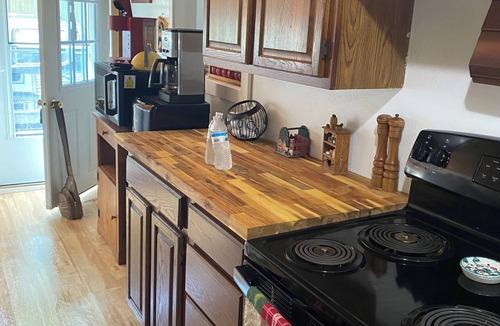 Woodgate Cabin | Your ideal location getaway ! Summer fun and comfort awaits you !