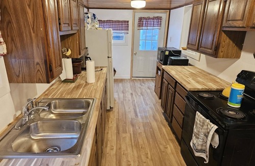 Woodgate Cabin | Your ideal location getaway ! Summer fun and comfort awaits you !