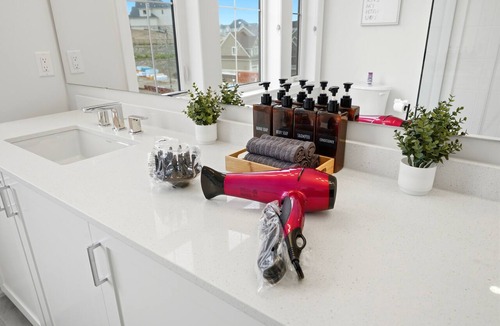 Oro-Medonte House | Zenith Nest - 8 Beds, 3.5 Baths, 10 Park, BBQ, Large Patio
