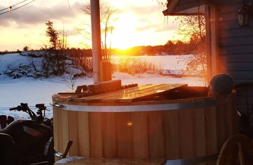 Gravenhurst Condo | Zuka Boathouse with Wood-Burning Hot Tub and Sauna