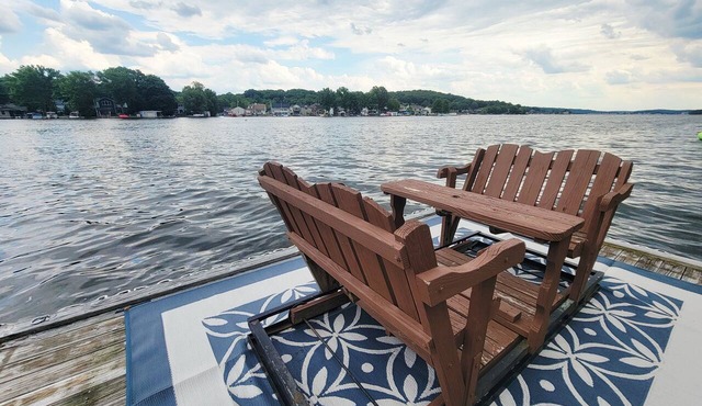 1 Bed 1 bath Lakefront Apartment in Lake Hopatcong, NJ w/lake access and kayaks