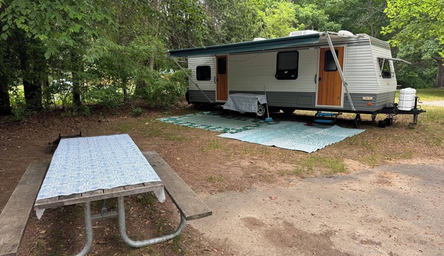 1-bedroom camper, with kitchen and dining room in amazing Rockyneck getaway!