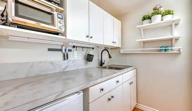 1 bedroom Suite: King, Parking, Upstairs, downtown