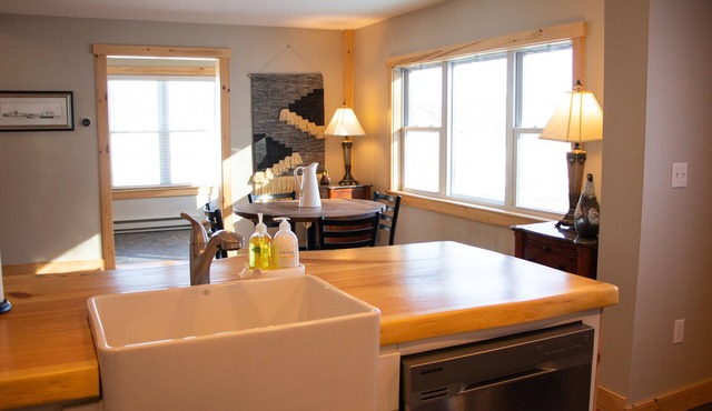 10 Minutes to Sunday River and Walking Distance to Bars & Restaurants