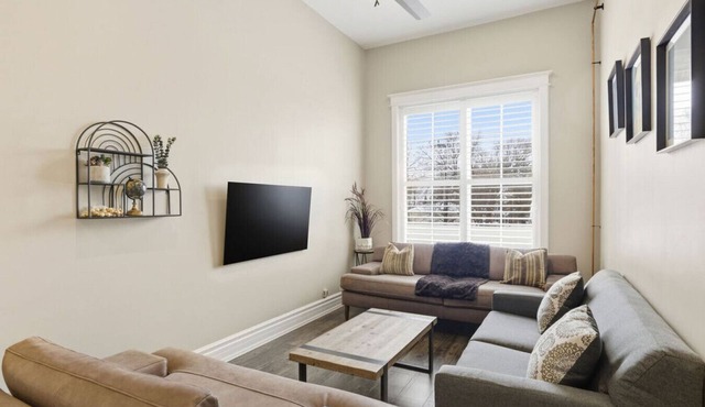 124 Hurontario Unit 4