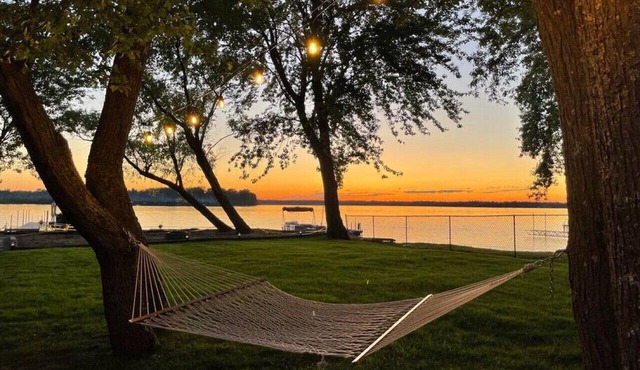 127 Cedar · Cheerful and Relaxing Lakefront 3 Bedroom