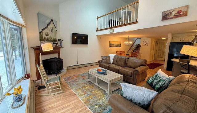 12MV Townhome in historic Maplewood Village; pool, hot tub, gym