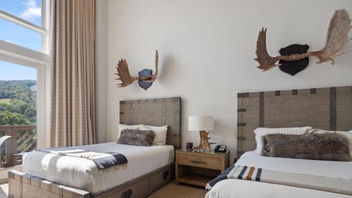 1535 Guest Room Spruce Peak Lodge at Stowe Mt Resort Sleeps 4