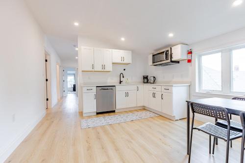 154R Newley Renovated Sunny Spacious Quite Apartment in Brighton