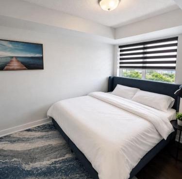 1BR plus Den with free Parking, Pool, Gym and Hot Tub