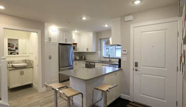 2 bd, 1.5 bathroom cottage at Vancouver Traveller B&B in Vancouver