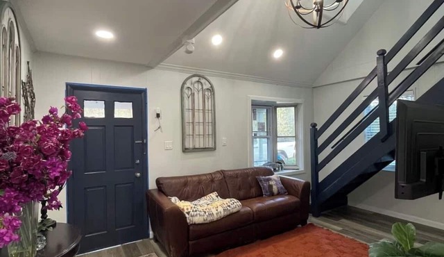 2 bedroom 1 bath Farmhouse Apartment Near DC- Full Kitchen, Laundry, Gym & Sauna