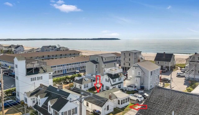 2-bedroom cottage steps from the beach in Old Orchard Beach with AC & an office