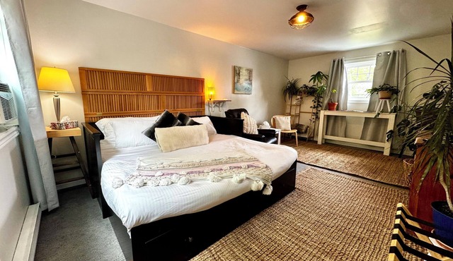 2 bedroom suite: King, Queen, parking, kitchenette, central, upper level in Carleton Place