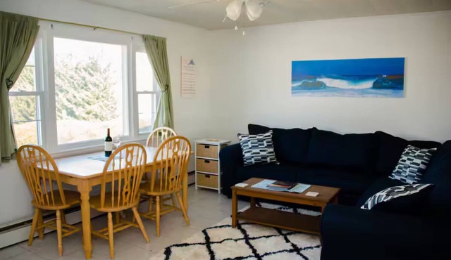 2-Bedroom Vineyard Haven condo with pool close to ferry, shops & restaurants